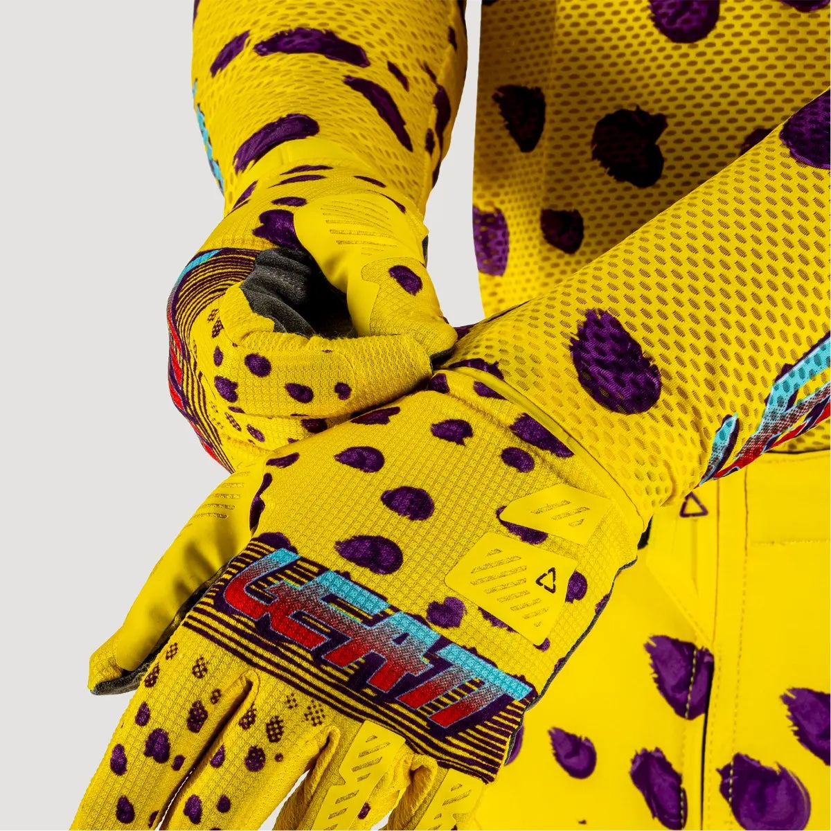 leatt-moto-5-5-ultraweld-cheetah-motocross-jersey